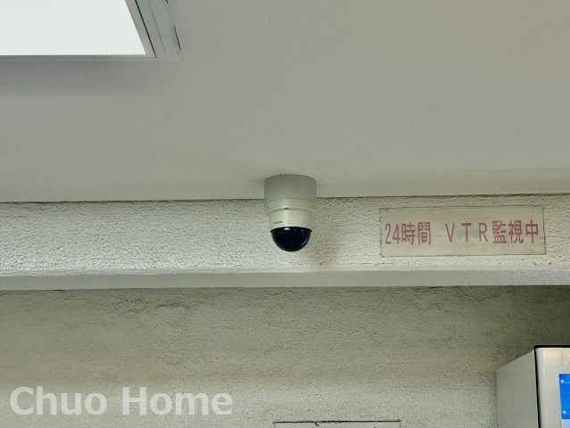 秀和清澄レジデンスの防犯設備|【防犯カメラ】何かあった時の大事な証拠になることももちろんなりますが、防犯というくらいですので大事なのは防犯カメラがあることによって抑止力につながることですよね。