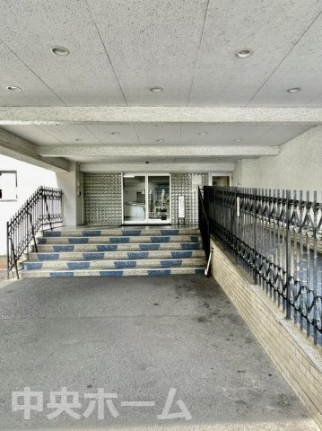 秀和清澄レジデンスのエントランス|【エントランス】マンションのエントランスは、その物件の印象を決める、顔とも言える場所です。毎日通る場所ですからきれいなのが一番です。エントランス内はオートロックですので暮らしの安全も確保されています。