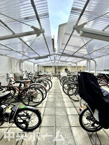 秀和清澄レジデンスの駐輪場|【自転車置き場】最新の空き状況や費用などの詳細は担当スタッフまでお問い合わせください。