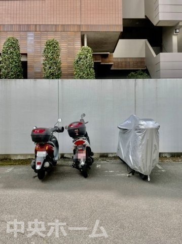 秀和清澄レジデンスの駐車場|【バイク置場】最新の空き状況や費用などの詳細は担当スタッフまでお問い合わせください。