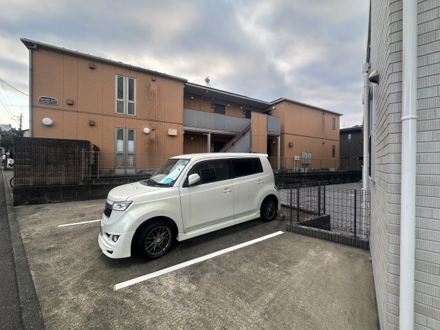 川崎市麻生区片平３丁目のアパートの駐車場