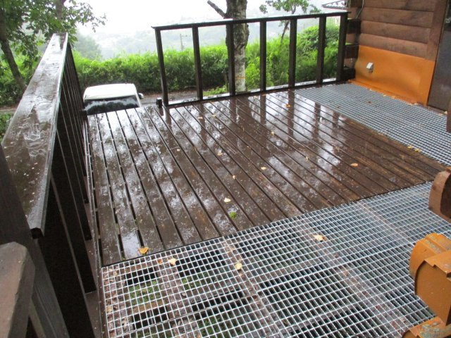 諏訪市大字上諏訪尾玉町　ログハウス中古住宅のその他|雨の日のウッドデッキテラス