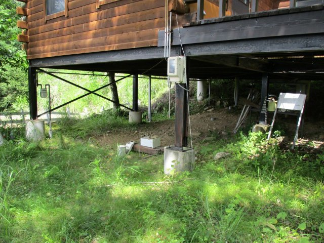 諏訪市大字上諏訪尾玉町　ログハウス中古住宅の庭|床下の様子