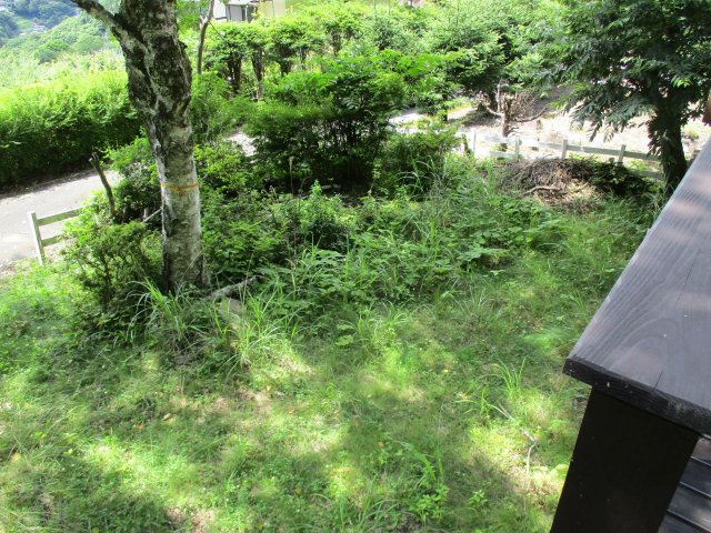諏訪市大字上諏訪尾玉町　ログハウス中古住宅の庭|整地すれば駐車場になります