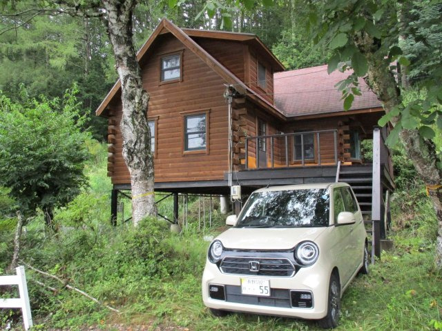 諏訪市大字上諏訪尾玉町　ログハウス中古住宅の駐車場