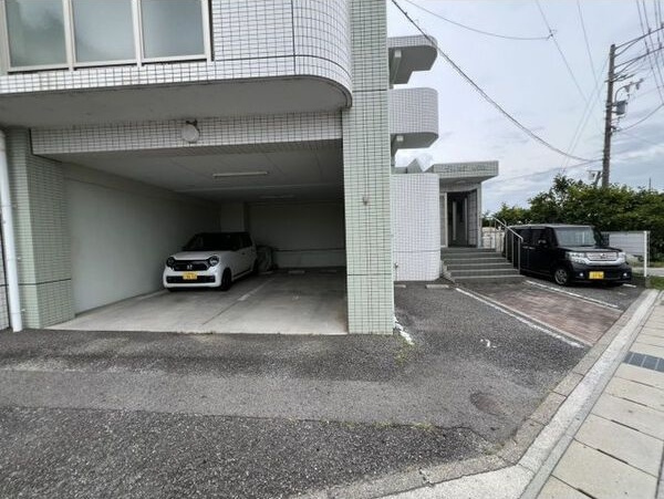 ヴィレッジWILLの駐車場