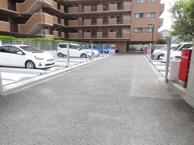 神戸市須磨区青葉町１丁目の賃貸マンションの駐車場