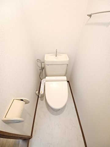 熊谷伊藤貸家のトイレ|落ち着いた色調のトイレです