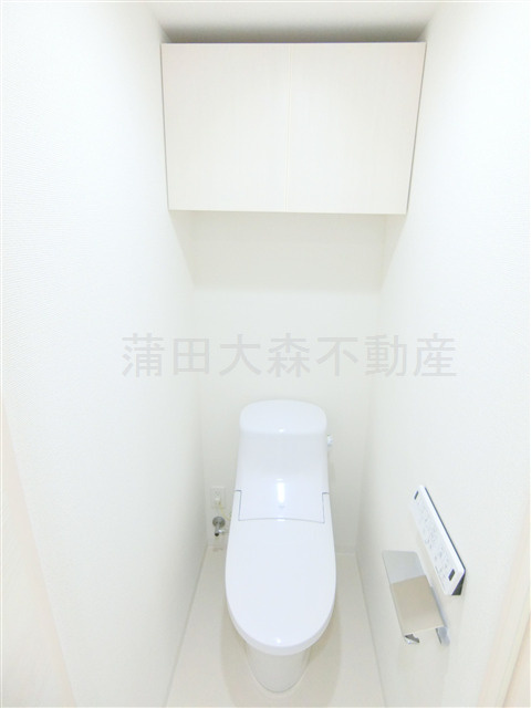 ブライズ下丸子DUE(ドゥエ)のトイレ|吊戸棚収納と温水洗浄便座付きのトイレ
