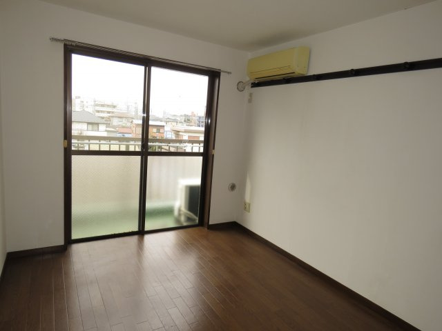 三光町マンションの洋室