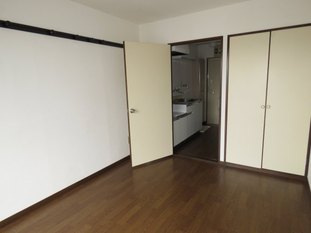 三光町マンションの洋室