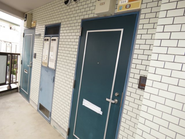 三光町マンションの玄関