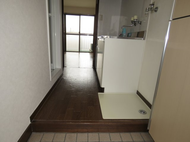 三光町マンションの玄関