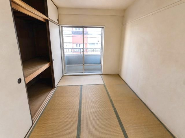 久保町3丁目の和室|たっぷりの収納スペースで快適に暮らせます