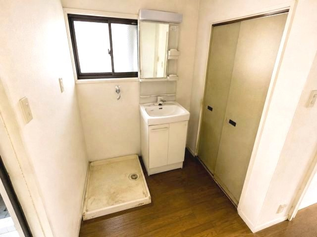 久保町3丁目の独立洗面台|2024年11月　独立洗面台　リフォーム
臭いも湯気もこもらないように洗面所に窓をつけてスッキリ綺麗な空気を取り入れられます
