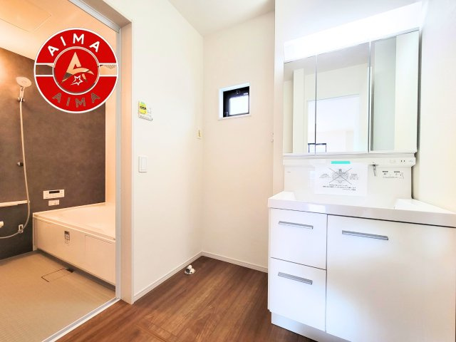 福岡市東区高美台3丁目第1-2棟（1号棟）の内観：施工例|ゆとりの洗面スペースで朝の身支度もスムーズに。暮らしを快適に変えるシャワー付洗面台です！