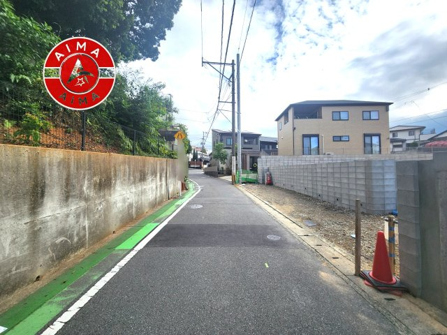 福岡市東区高美台3丁目第1-2棟（1号棟）の外観|前面道路含む現地の写真です。