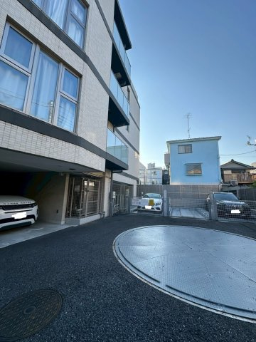 ザ・パークハビオ三軒茶屋の駐車場