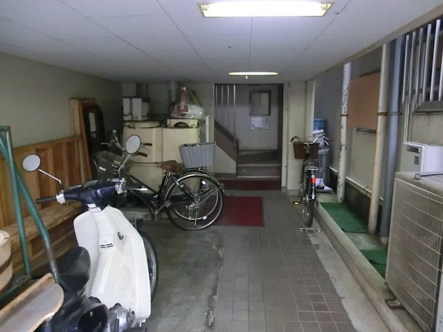 日の出ハイツのエントランス|エントランス兼自転車置き場です。