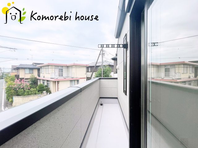 プラザ034Ⅱ④1　新築一戸建て　01のバルコニー|暖かな日差しのふりそそぐバルコニー