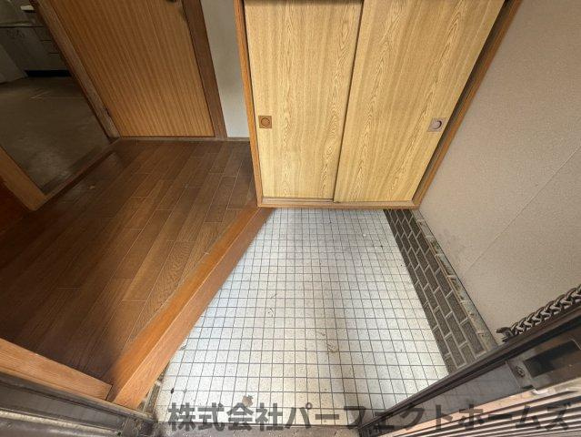 星丘2丁目戸建の玄関|明るい玄関です