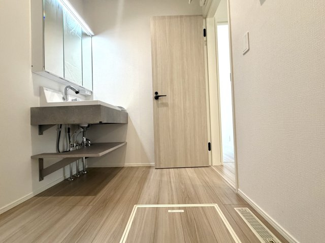 越谷市千間台東２丁目平屋建て　新築戸建の脱衣所|着替えや洗濯がスムーズに行える広さを確保した脱衣所。快適な動線が魅力です。