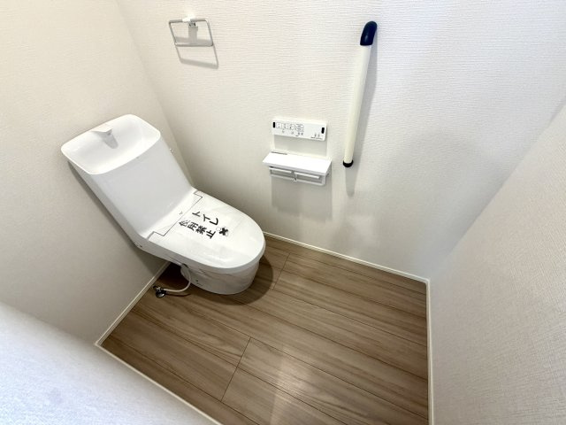 越谷市千間台東２丁目平屋建て　新築戸建のトイレ|節水型で手入れが楽な先進のトイレ。手洗い場付きで機能性にも優れています。
