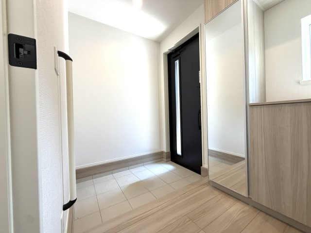 越谷市千間台東２丁目平屋建て　新築戸建の玄関|明るく開放的な玄関アプローチ。段差も少なくスムーズに出入りが可能です。