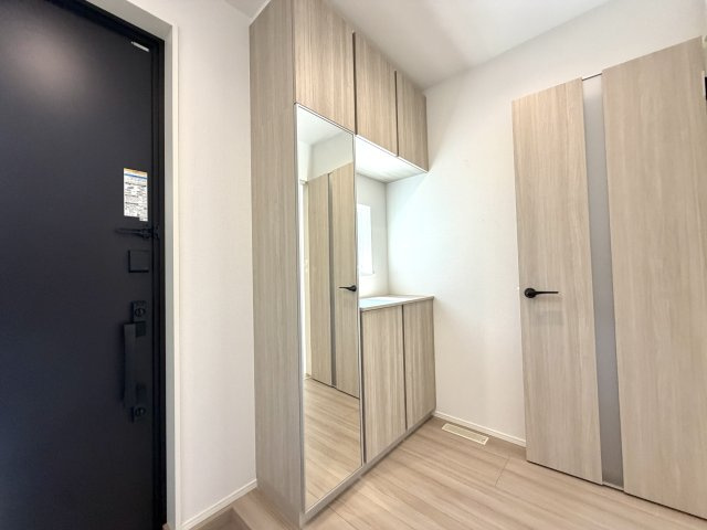 越谷市千間台東２丁目平屋建て　新築戸建の収納|靴をすっきり収められるシューズボックス。玄関まわりをいつでも綺麗に保てます。