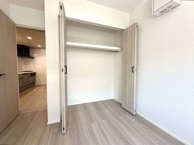 越谷市千間台東２丁目平屋建て　新築戸建の収納|室内をすっきり見せる大容量クローゼット。荷物が増えても安心して収納できます。