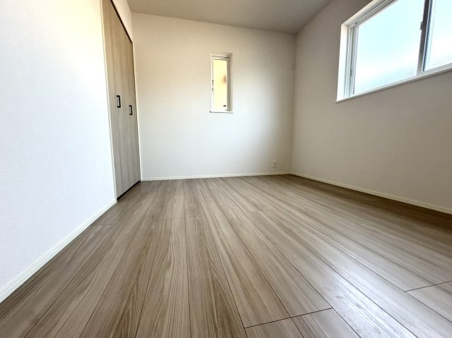 越谷市千間台東２丁目平屋建て　新築戸建の洋室|家具の配置がしやすいレイアウトの洋室。お好みのインテリアを楽しめる空間です。