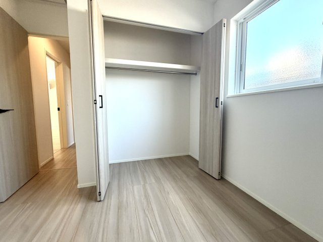 越谷市千間台東２丁目平屋建て　新築戸建の収納|扉が邪魔にならない折れ戸タイプのクローゼット。中の荷物が一目で見渡せて出し入れがスムーズです。