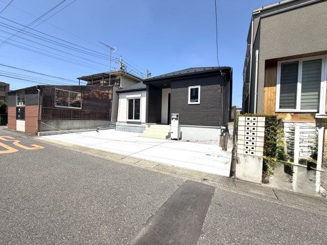 越谷市千間台東２丁目平屋建て　新築戸建の外観|階段のない平屋建てです。生活動線がシンプルで、将来にわたって暮らしやすい住まいです。
