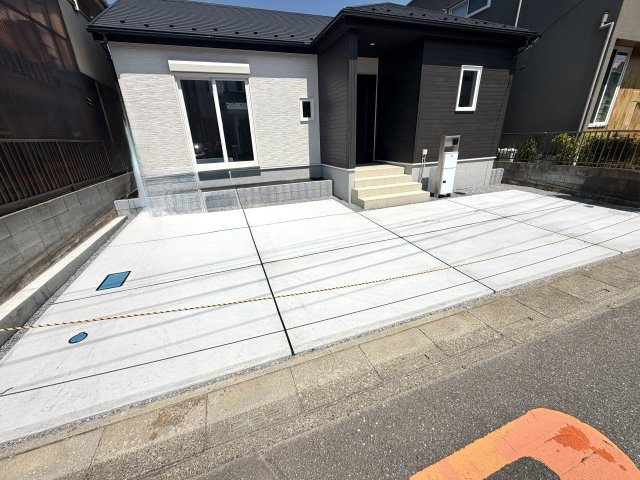 越谷市千間台東２丁目平屋建て　新築戸建の駐車場|並列で３台分の車を停められる広い駐車スペース。ご夫婦での複数台所有や来客時にも大変便利です。