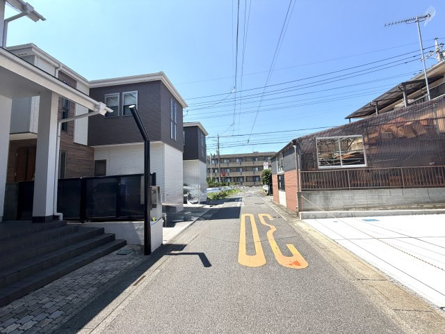越谷市千間台東２丁目平屋建て　新築戸建の前面道路含む現地写真|舗装がしっかり整った綺麗な前面道路。歩道もありお子様の登下校や散歩も安全です。