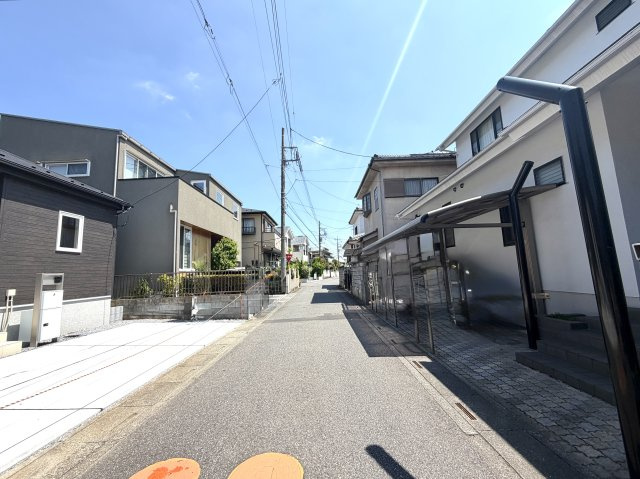 越谷市千間台東２丁目平屋建て　新築戸建の前面道路含む現地写真|前面道路は交通量が少なく静かな環境。お子様やペットの移動も安心です。