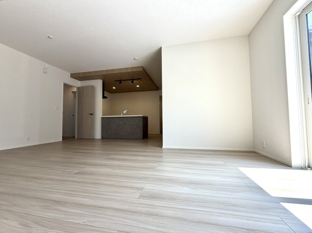 越谷市千間台東２丁目平屋建て　新築戸建の居間・リビング|家族が集う広々としたLDK。陽当たりと通風に優れ、ゆったりと寛げます。