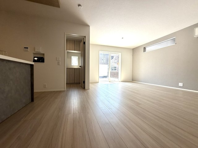 越谷市千間台東２丁目平屋建て　新築戸建の居間・リビング|落ち着いた雰囲気の居心地の良いリビング。大きな窓から明るい光が広がる空間です。