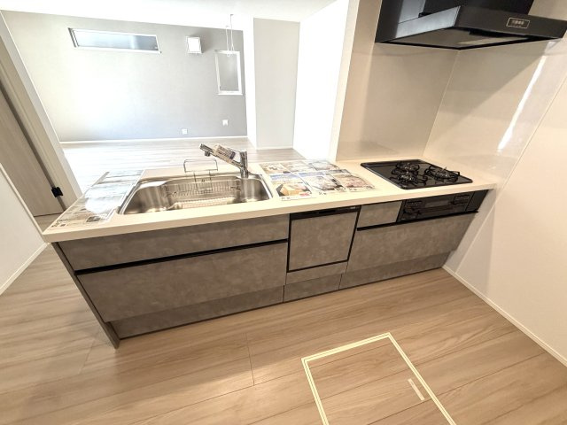 越谷市千間台東２丁目平屋建て　新築戸建のキッチン|ご家族の様子を見守れる人気の対面式キッチン。会話を楽しみながら調理ができます。