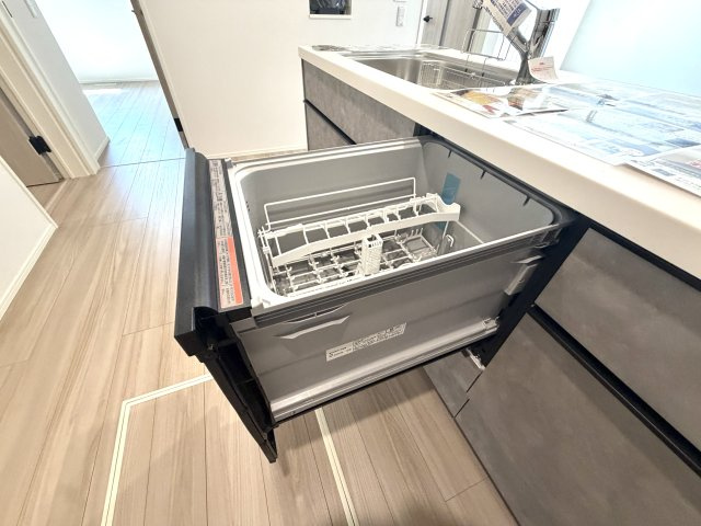 越谷市千間台東２丁目平屋建て　新築戸建のキッチン|食洗器を標準装備したキッチンです。家事の負担を軽減し、家族との時間を増やせます。
