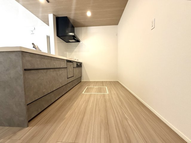 越谷市千間台東２丁目平屋建て　新築戸建のキッチン|冷蔵庫やカップボードをすっきり配置できる、ゆとりのあるキッチンスペースです。