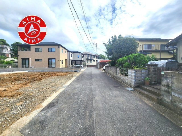 福岡市東区高美台3丁目第1-2棟（2号棟）の前面道路含む現地写真|前面道路は閑静な住宅地をはしる車通りの少ない道路。お車の出し入れが苦手なママや小さなお子様にも安心ですね。しっかり舗装もされているので、ベビーカーや自転車で通っても快適に通行できます。