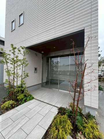 シャーメゾンフロイデ茨木中条のエントランス