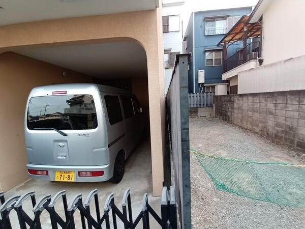 高槻市淀の原町戸建の駐車場