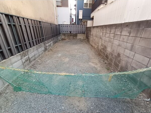 高槻市淀の原町戸建の駐車場