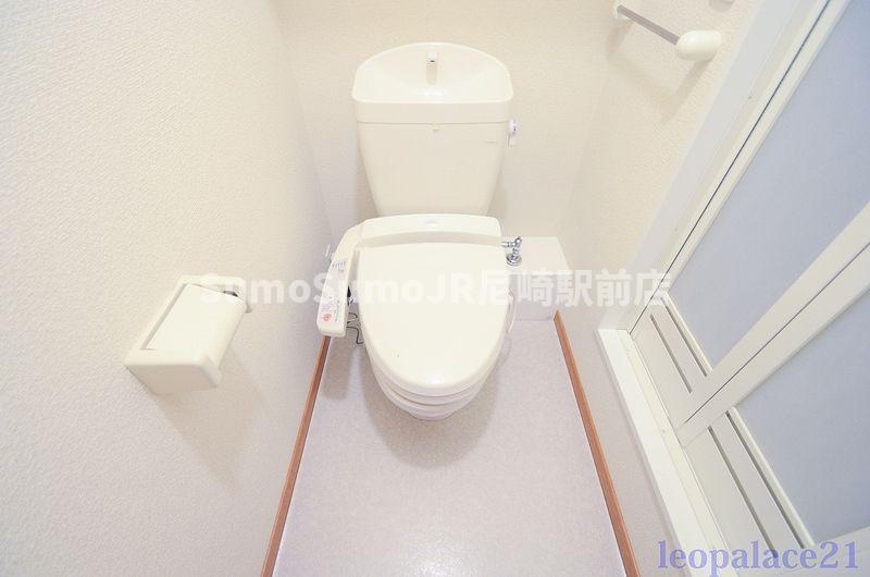 レオパレスアイレックスハイムのトイレ|落ち着いた色調のトイレです