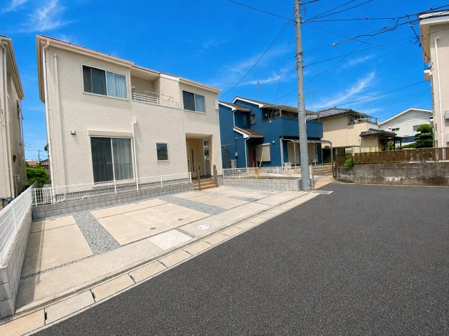 【外観】 | 野田市七光台 | 街並みに美しく調和する洗練された外観デザイン。シンプルで飽きのこないスタイルは、長く住み続けても愛着が深まります。住まう人を優しく迎える落ち着いた佇まいが魅力で、住まい全体に上質な印象を演出。