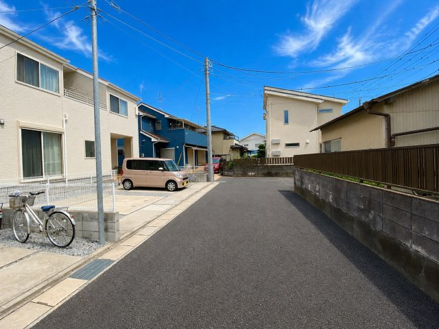 【前面道路含む現地写真】 | 野田市七光台 | 落ち着きのあるデザインが魅力の外観は、幅広い世代に愛される飽きのこないスタイル。玄関まわりもすっきりとした印象で、ご家族や来客を気持ちよく迎えます。新しい街並みに自然と溶け込みながらも存在感も◎