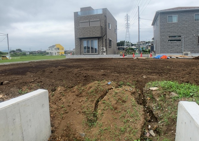 【外観】 | 土地の形が極端に長細かったり、狭小地、あるいは道路との高低差がある傾斜地だった場合、後々売ろうとしても買い手がつかない場合もあります。後々、売却することになった時に価値の下がらない土地を選びましょう。