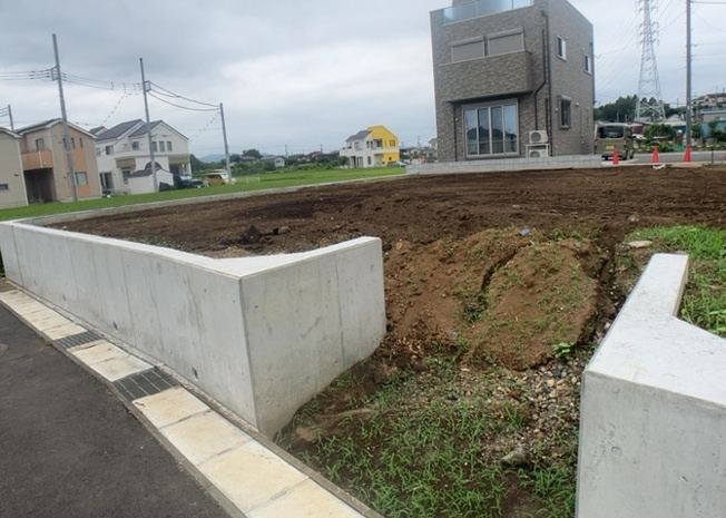 【外観】 | 土地の面積＝住宅面積ではありません。建ぺい率の問題などで、土地のある場所によって住宅を建てられる面積は限られています。高さもしかり、「土地」という言葉の中には、建築条件も含まれると考えておきましょう。